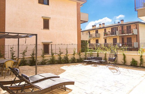 Ospedaletto D'Alpinolo Apartment | Apartment with large garden with barbecue, deck chairs and gazebo (Usignolo)