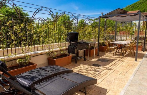 Ospedaletto D'Alpinolo Apartment | Apartment with whirlpool and garden with barbecue, deck chairs and gazebo (Fringuello)