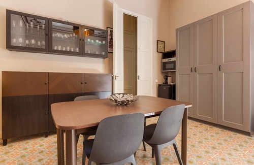 Vilafranca del Penedes Apartment | Apartment 'Apartament Ull De Llebre' with Shared Terrace, Wi-Fi and Air Conditioning