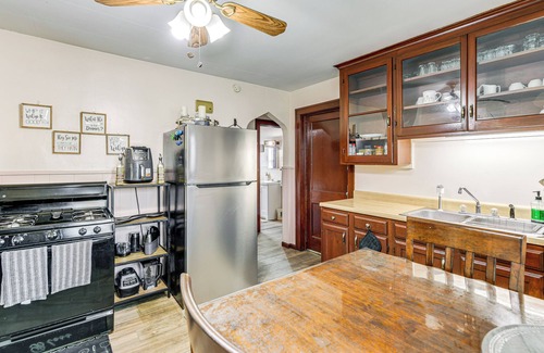 Lackawanna Apartment | Apartment > 1 Mi to Buffalo Botanical Gardens!