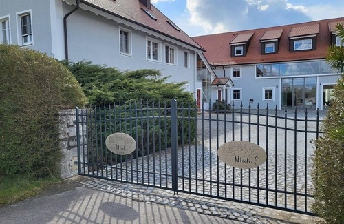 Feuchtwangen Apartment | Apartment 1 with balcony and whirlpool tub
