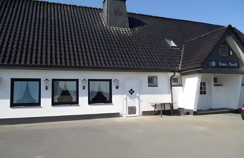 Schwesing Apartment | Apartment '2 - Engelsburg' with Shared Garden and Wi-Fi