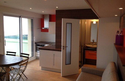 Kerroch Apartment | Apartment 2 people feet in the water Ground floor terrace