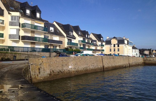 Kerroch Apartment | Apartment 2 people feet in the water Ground floor terrace