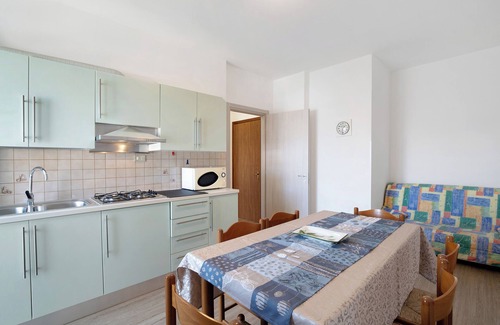 Jesolo Apartment | Apartment '2 Piano' with Shared Terrace, Wi-Fi and Air Conditioning