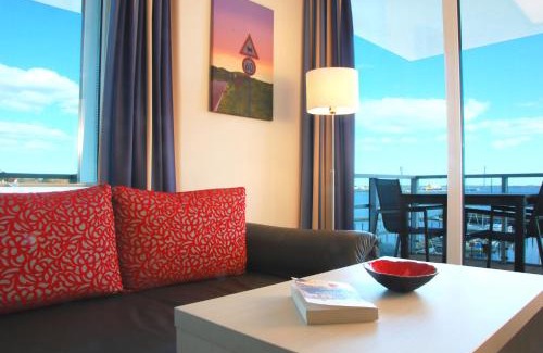 Eckernfoerde Apartment | Apartment 24, Pier 24, Blickrichtung offene SeeBinnenhafen Nord