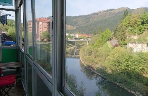 Ugao-Miraballes House | Apartment 3 rooms. FREE GARAGE, Rio Nerbión, WIFI-CANALS TV.