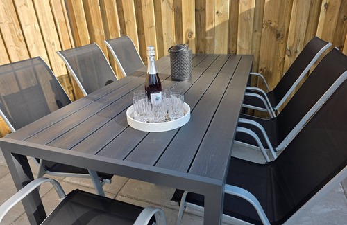 Oesterdeichstrich Apartment | Apartment '4' with Private Terrace, Shared Garden and Wi-Fi