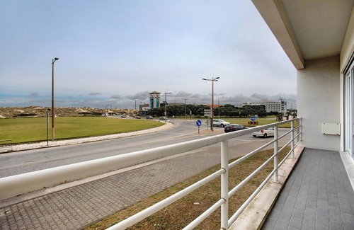 Peniche de Cima Apartment | Apartment 'A O - Apartamento Gâmboa' with Sea View, Shared Terrace and Wi-Fi