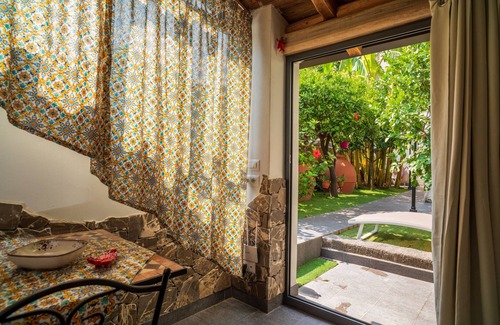Fiumefreddo di Sicilia Apartment | Apartment 'A Ugghia- Dependance' with Shared Garden, Whirlpool and Air Conditioning