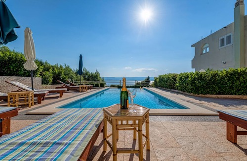 Lokva Rogoznica Apartment | Apartment A4 with Swimming Pool, Whirlpool and Big Terrace