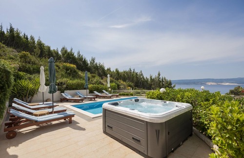 Lokva Rogoznica Apartment | Apartment A4 with Swimming Pool, Whirlpool and Big Terrace