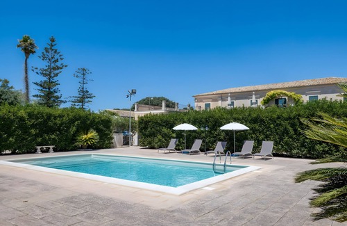 Modica Apartment | Apartment 'Aguglie - Suite Bouganville' with Shared Pool, Wi-Fi and Air Conditioning