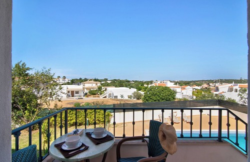 Pata de Baixo Apartment | Apartment "Algarve I" with Mountain View, Shared Pool & Wi-Fi
