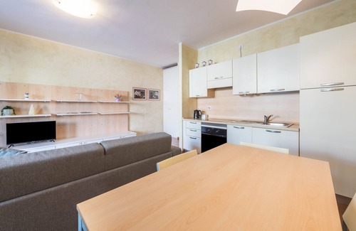 Padenghe sul Garda Apartment | Apartment 'Appartamento Sogno sul Garda' with Private Pool, Wi-Fi and Air Conditioning