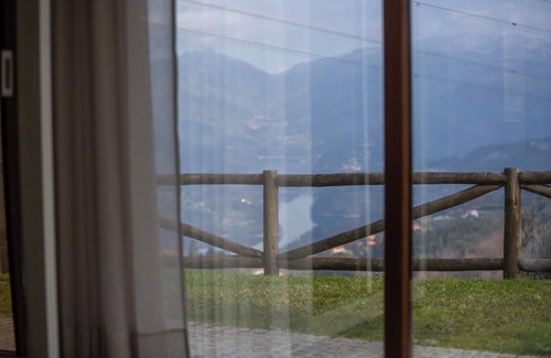 Soengas Apartment | Apartment 'Apartamento T1 Mais 1' with Mountain View, Wi-Fi and Air Conditioning