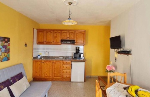 Los Llanos de Aridane Apartment | Apartment 'Apartamento 6' with Shared Pool, Private Terrace and Wi-Fi