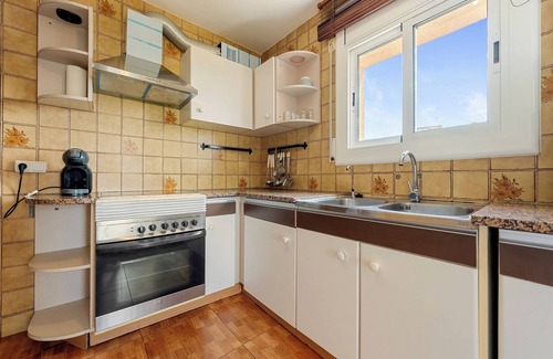 Segur de Calafell Apartment | Apartment 'Apartamento Segur Calafell' with Sea Views, Shared Pool and Wifi