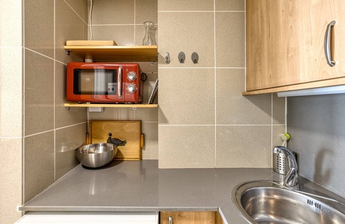 L'Escala Apartment | Apartment 'Apartamento Moll Con Piscina' with Mountain View, Shared Pool and Air Conditioning