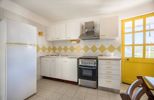 Baiona Apartment | Apartment 'Apartamento Amarelo T1' with Balcony and Wi-Fi