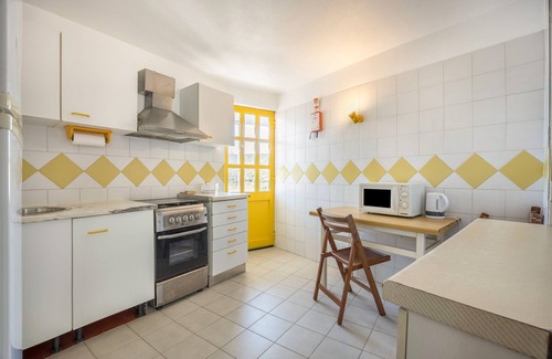 Baiona Apartment | Apartment 'Apartamento Amarelo T1' with Balcony and Wi-Fi