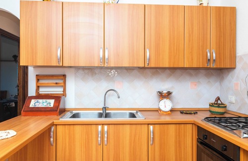 San Teodoro City Centre Apartment | Apartment 'Appartamento I Lecci' with Private Terrace and Balcony