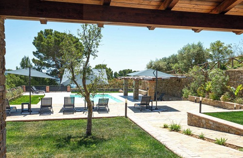 Montecorice Apartment | Apartment 'Appartamento Vite Vista Piscina' with Sea View, Wi-Fi and Air Conditioning