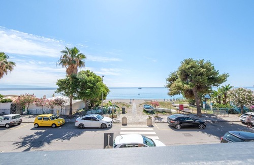 Mazzeo Apartment | Apartment 'Appartamento Ginestra' with Sea View, Wi-Fi and Air Conditioning