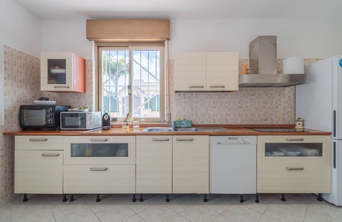 Arenella House | Apartment 'Appartamento In Villa Paradiso' with Private Terrace, Wi-Fi and Air Conditioning