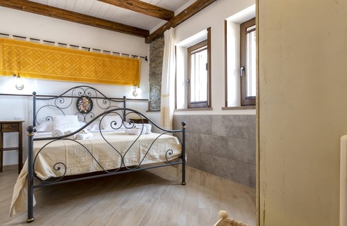 Sassari Apartment | Apartment "Appartamento Tre Posti" with Sea View, Pool, Wi-Fi, Garden & Terrace