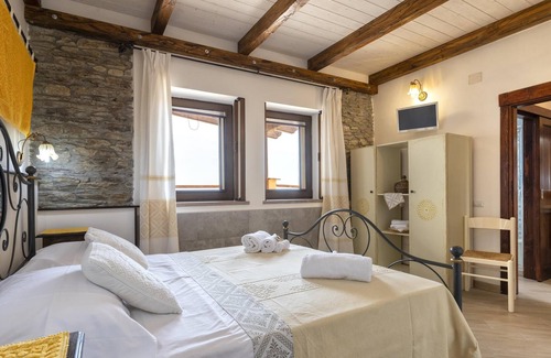 Sassari Apartment | Apartment "Appartamento Tre Posti" with Sea View, Pool, Wi-Fi, Garden & Terrace