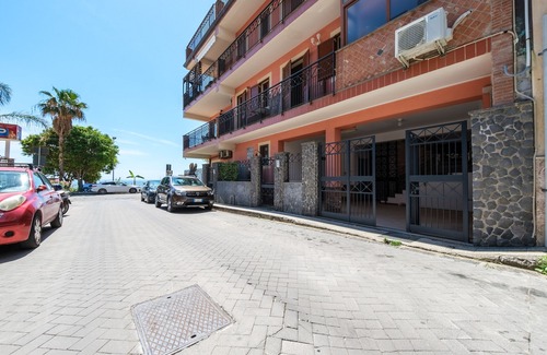 Mazzeo Apartment | Apartment 'Appartamento Jasmine' with Sea View, Wi-Fi and Air Conditioning