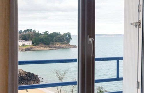 Douarnenez Apartment | Apartment 'Appartement Face Mer - 50m Plage' with Sea View