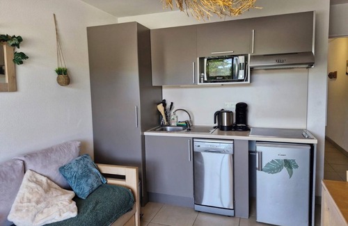 Sables-d'Or-les-Pins Apartment | Apartment 'Appartement Au Cap Green' with Shared Garden, Balcony and Wi-Fi