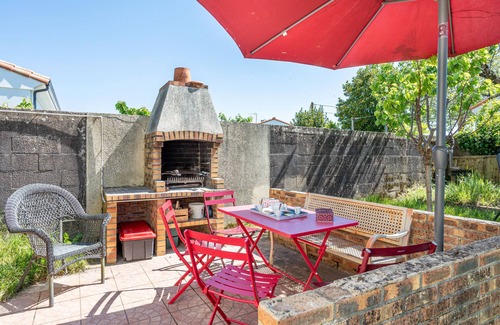 Challans Apartment | Apartment 'Appartement Entre Mer Et Marais' with Shared Terrace, Wi-Fi and Air Conditioning