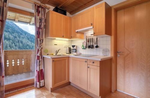 Melago Apartment | Apartment 'Arnika' with Mountain View, Private Terrace and Wi-Fi