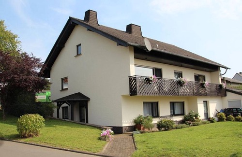 Bettenfeld Apartment | Apartment At Friedel - 2-bed apartment shower and bath/WC, 1 bedroom