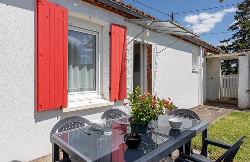 Chateau-Thebaud House | Apartment 'Au Milieu Des Vignes' with Private Terrace, Private Garden and Wi-Fi