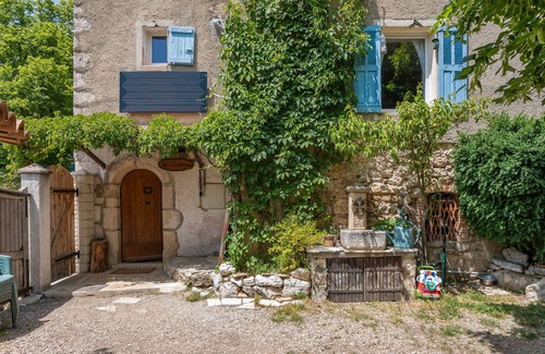 Valderoure Apartment | Apartment 'Authentique Et Confortable' with Shared Garden