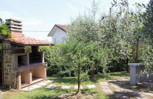 Massa e Cozzile Apartment | Apartment 'Autunno' with Shared Pool, Wi-Fi and Air Conditioning