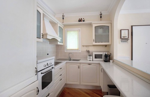 Diano Castello Apartment | Apartment 'Avocado' with Shared Pool, Wi-Fi and Air Conditioning