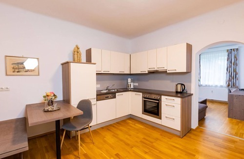 Uebelbach Apartment | Apartment Azure with breakfast in the Pension Herti - Haus Pastner am Teich