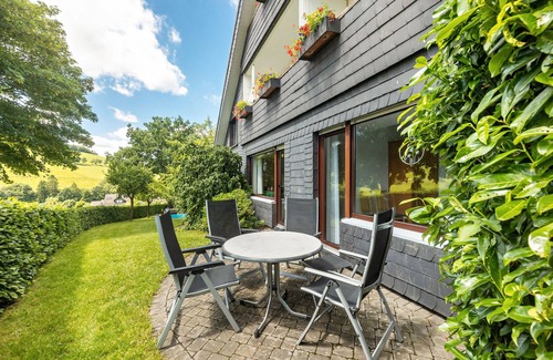 Oberhenneborn Apartment | Apartment 'Bärenhöhle' with Mountain View, Private Terrace and Wi-Fi