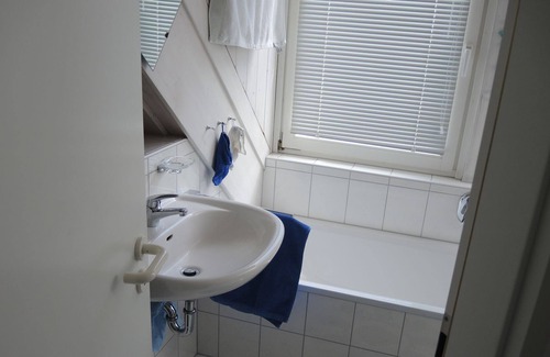 Ludwigshafen Apartment | Apartment 'Blütenweg' with Lake View, Shared Garden and Wi-Fi