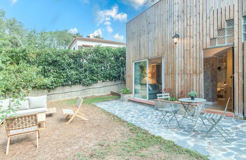 Can Carbonell Apartment | Apartment 'Bacom House' with garden in the forest