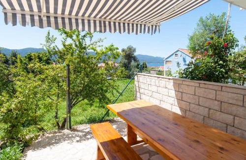 Cove Tri Zala (Zrnovo) Apartment | Apartment Balota by Interhome