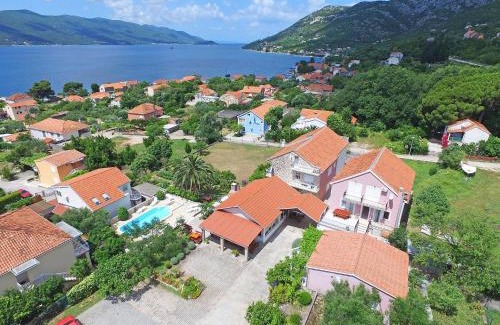 Cove Tri Zala (Zrnovo) Apartment | Apartment Balota by Interhome