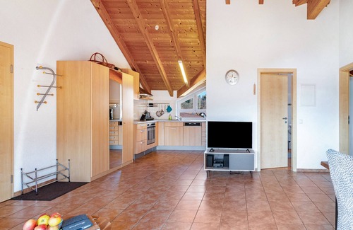 Stockach Apartment | Apartment 'Baumkrone' with Shared Garden, Balcony and Wi-Fi