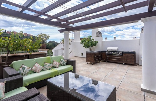 Benahavis Apartment | Apartment 'Beautiful Penthouse with Solarium', Mountain View, Pool, Garden & Wi-Fi