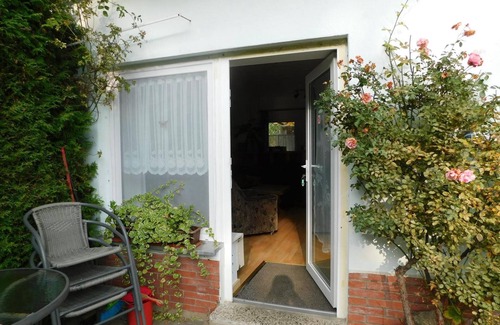 Liepe Apartment | Apartment 'Behling 2 with Terrace' with Garden and Wi-Fi